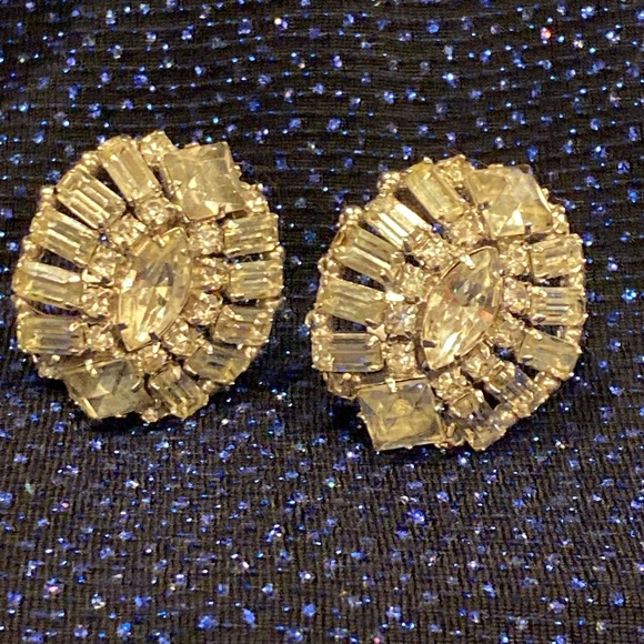 Unsigned Weiss  Clear Crystal Earrings. Silver Tone. Clip Backs. - Picture 9 of 15